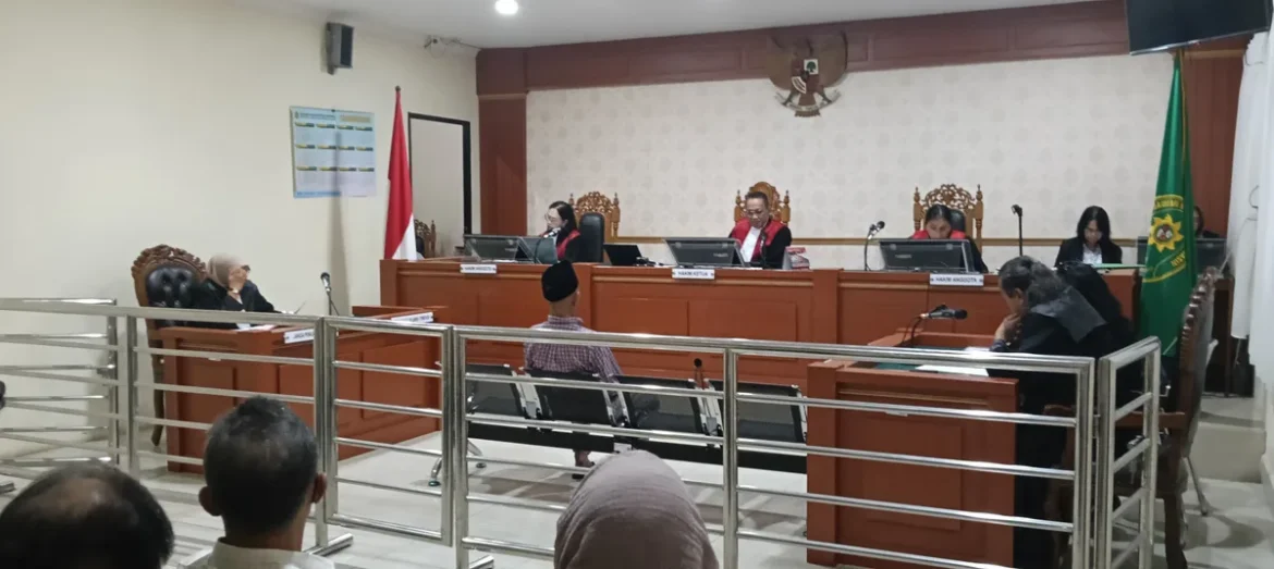 SIDANG PERDANA – Terdakwa H. Didik Yudi Ernawan alias Didik didampingi penasihat hukum Robert Indra Sulu SH MH usai menjalani sidang perdana dugaan penipuan dan penggelapan di Pengadilan Negeri Banjarmasin, Selasa (28/7/2026). (Foto: Filarianti)