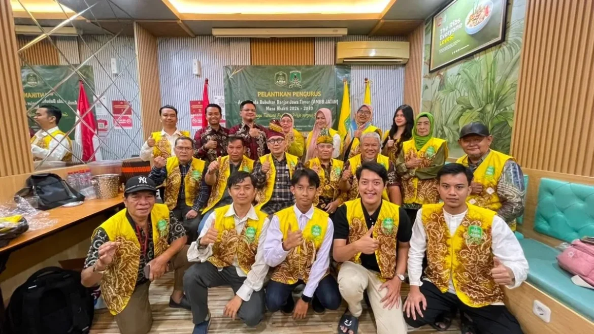 Pengurus Anak Muda Bubuhan Banjar (AMBB) Jawa Timur yang resmi dilantik, Sabtu (25/7/2026), di Surabaya. (foto istri/brt)