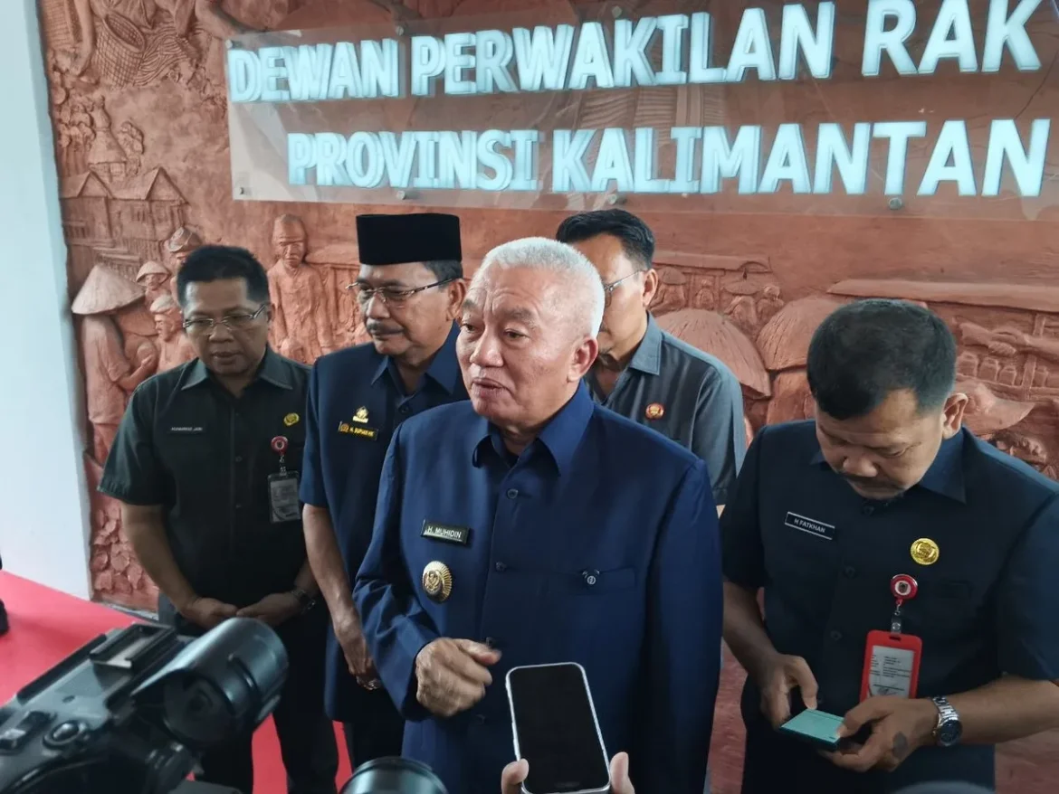 TUNTUT JANJI-Gubernur Kalsel H Muhidin didampingi Ketua DPRD Provinsi Kalsel Dr H Supian HK, SH, MH sampaikan tuntut janji ke PT PLN Wilayah Kalselteng untuk penuhi janjinya mengatasi permasalahan pemadaman listrik bergiliran di Banua.(foto : ist)
