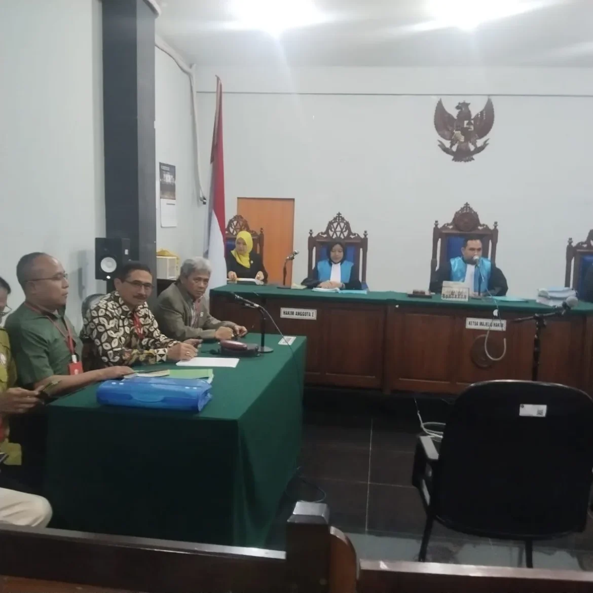 SAKSI TERGUGAT – Saksi dari Kementerian Koperasi memberikan keterangan pada sidang gugatan APBMI Kalsel terhadap KSOP Kelas III Satui di Pengadilan Tata Usaha Negara (PTUN) Banjarmasin, Selasa (28/7/2026). (Foto: Arsuma)