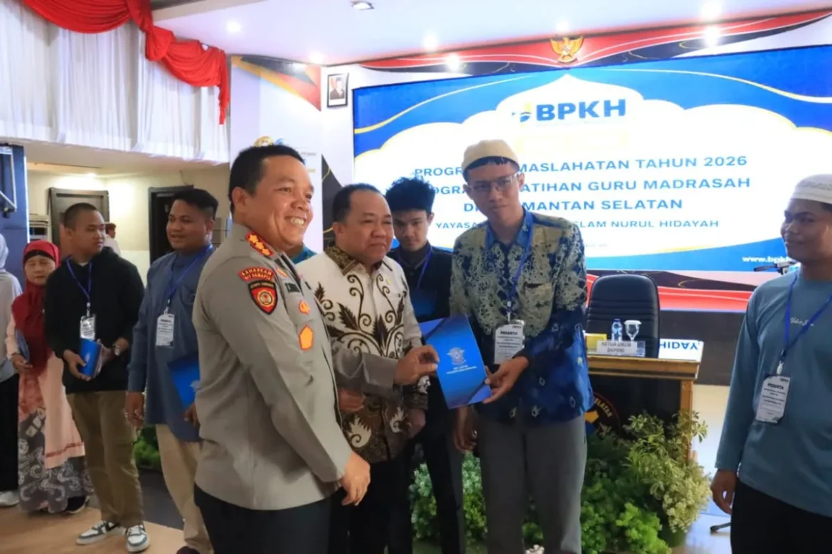 SAFETY RIDING – Plh Kapolresta Banjarmasin Kombes Pol Timbul Rien Krisman Siregar berfoto bersama usai membuka Pelatihan Safety Riding bagi guru madrasah se-Kalimantan Selatan di Aula Mathilda Batlayeri Polresta Banjarmasin, Rabu (29/7/2026). (Foto: Istimewa)