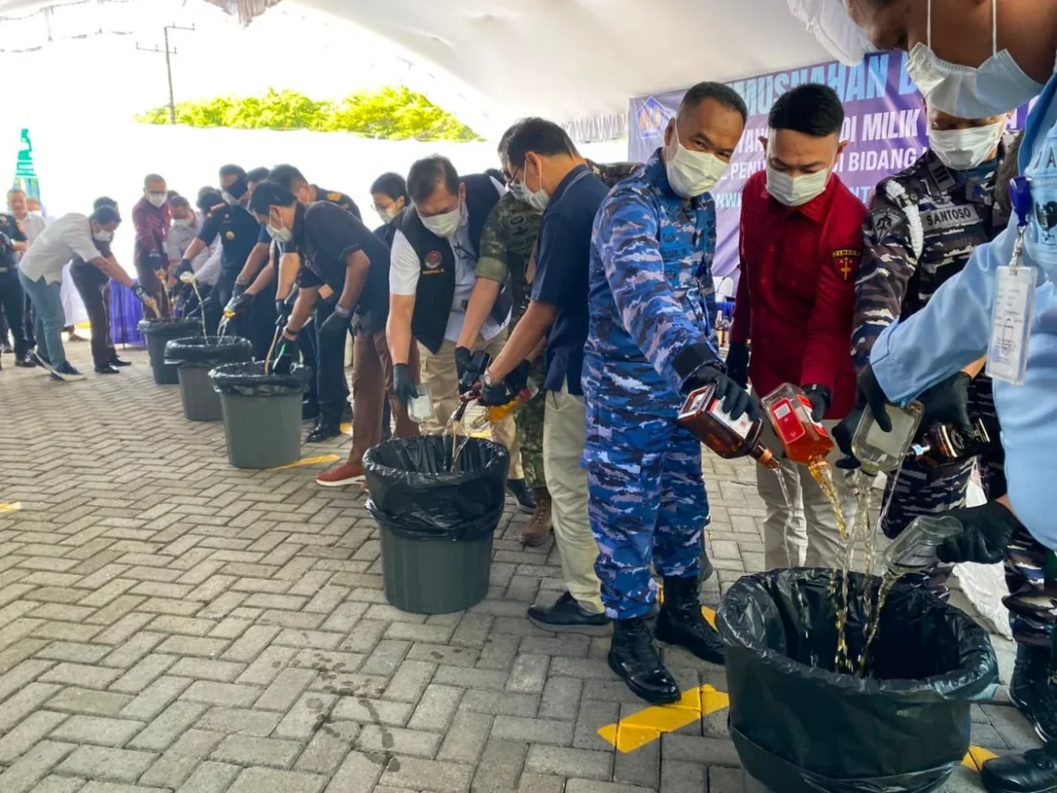 MUSNAHKAN BARANG ILEGAL – Kepala Kanwil DJBC Kalimantan Bagian Selatan Muhtadi bersama jajaran KPPBC TMP B Banjarmasin dan para tamu undangan memusnahkan jutaan batang rokok ilegal serta minuman beralkohol hasil penindakan di Kantor DJBC Kalbagsel, Rabu (29/7/2026). (Foto: Istimewa)