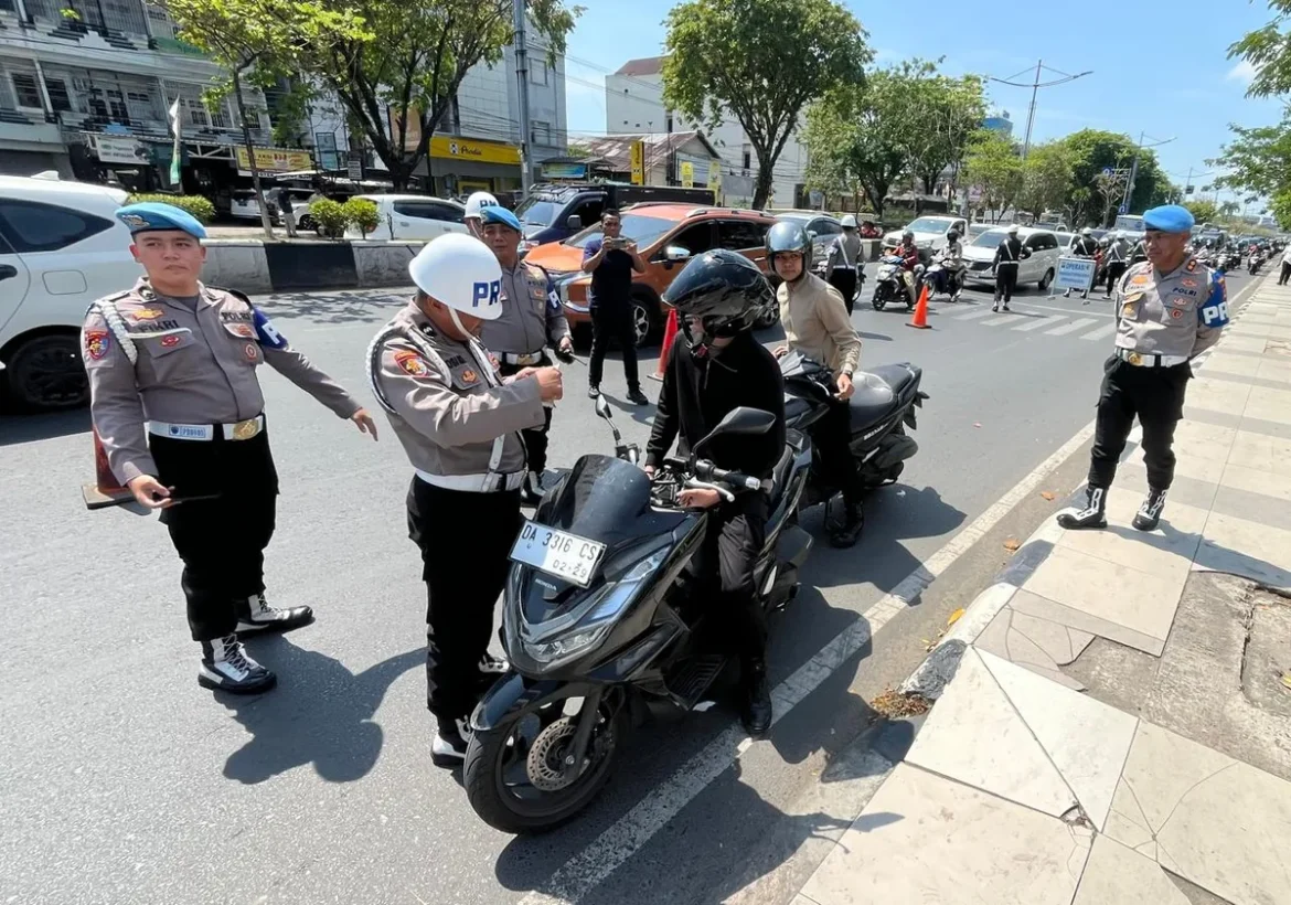 SIDAK ANGGOTA – Kabid Propam Polda Kalsel Kombes Pol Eko Tjahyo Untoro bersama personel Bid Propam Polda Kalsel dan POM TNI memeriksa kelengkapan surat-surat anggota Polri dalam razia disiplin di depan Kantor RRI Kalsel, Jalan A Yani Km 3,5 Banjarmasin, Rabu (29/7/2026). (Foto: Iman Satria)