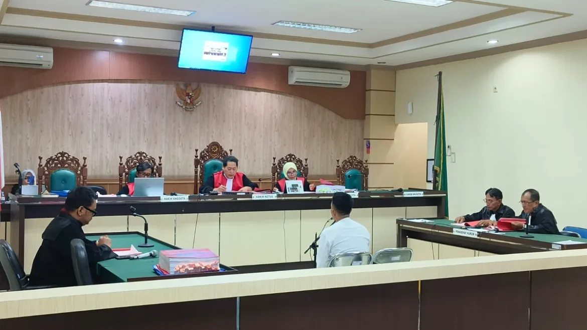 Foto : JPU Suhendro Ganda Kusuma SH saat membacakan surat dakwaan untuk terdakwa Khadavi Muttaqein mantan Bendahara Pengeluaran Dinas Kesehatan Tanah Laut.
