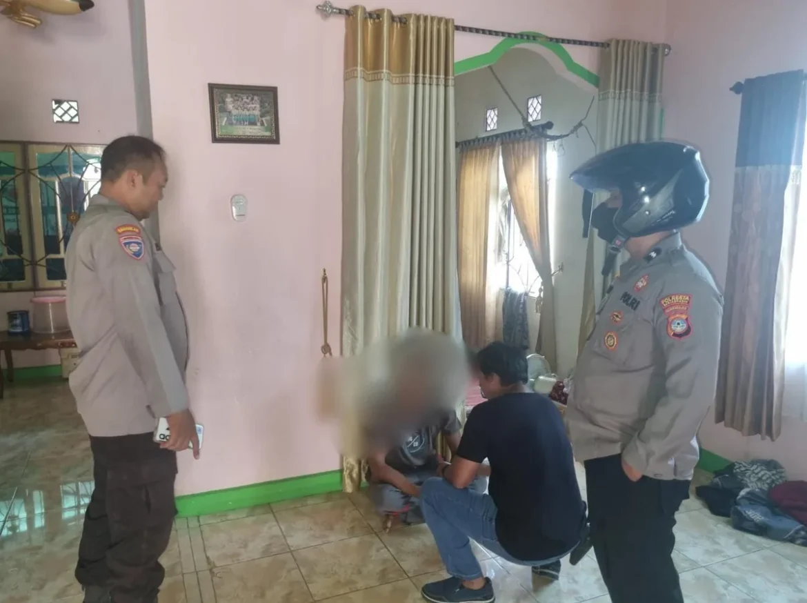 AMANKAN WARGA – Personel Polsek Banjarmasin Barat bersama Bhabinkamtibmas mengamankan seorang pria yang diduga mengamuk dan merusak kaca rumah ibunya di Jalan Banyiur Muara RT 43 RW 02, Kelurahan Basirih, Kecamatan Banjarmasin Barat, Selasa (28/7/2026). (Foto: Istimewa)