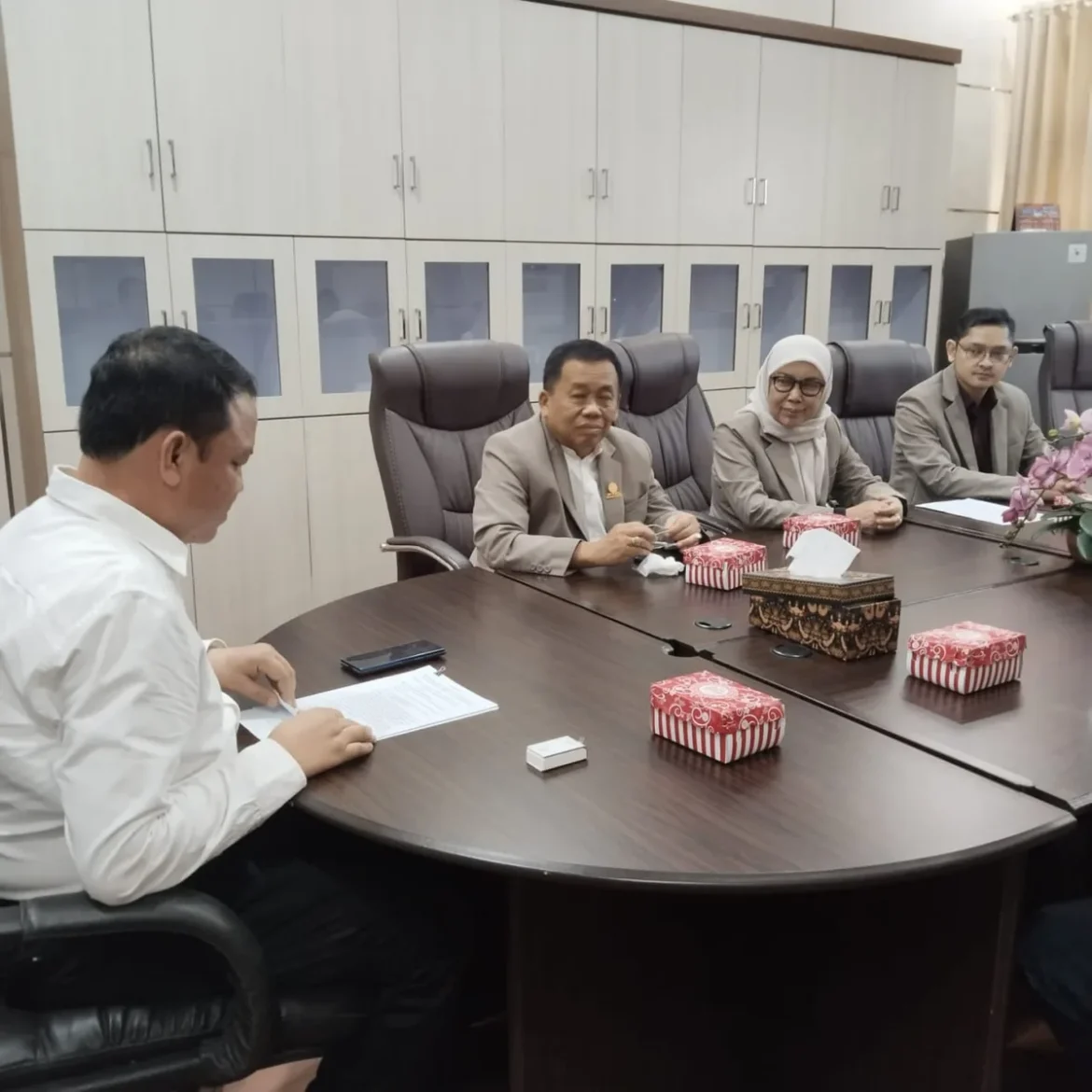 KERJA SAMA UCB – Sekretaris Daerah Kabupaten Kapuas Usis I Sangkai menerima jajaran Universitas Cahaya Bangsa (UCB) untuk membahas rencana pemanfaatan bangunan eks Akper Kuala Kapuas melalui skema kerja sama sewa, Rabu (29/7/2026).