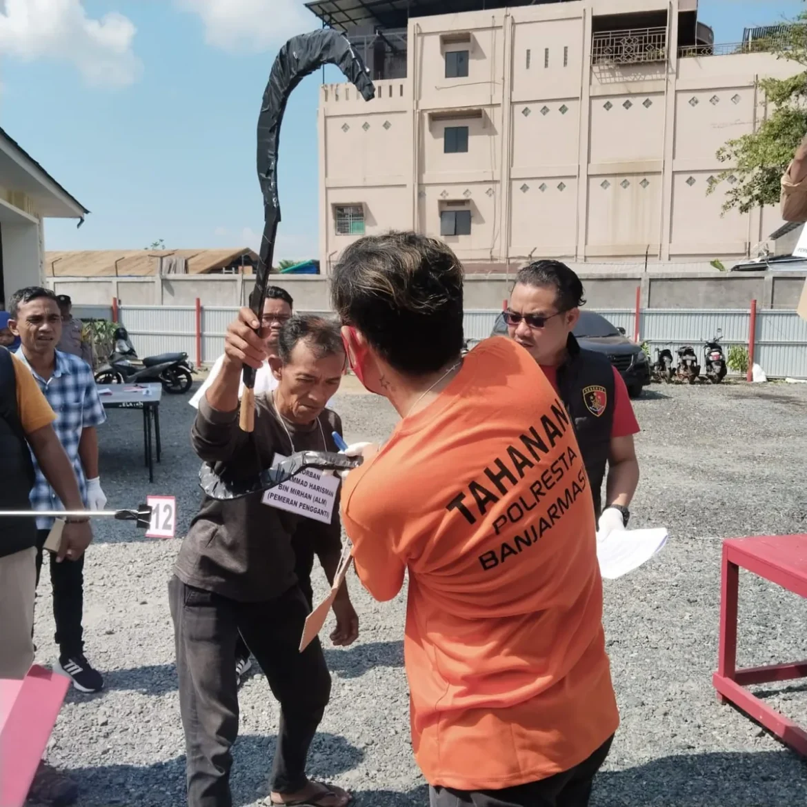 REKA ADEGAN - Pelaku MHP memperagakan adegan saat menebaskan celurit ke arah korban dalam rekonstruksi kasus pembunuhan di Mapolsek Banjarmasin Selatan, Kamis (30/7/2026) pagi. Berdasarkan hasil rekonstruksi, aksi tersebut terjadi setelah pelaku dan korban terlibat duel akibat kesalahpahaman yang berujung saling serang. (Foto: Arsuma)