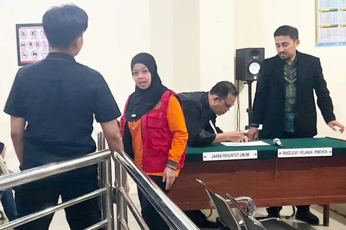 DIVONIS – Terdakwa Emy Yuliana usai menjalani sidang putusan di Pengadilan Negeri Banjarmasin, Kamis (30/7/2026). Mantan kasir PT Panggang Lestari Jaya (PLJ) itu divonis dua tahun enam bulan penjara dalam perkara penggelapan dana perusahaan senilai Rp7,86 miliar. (Foto: Istimewa)