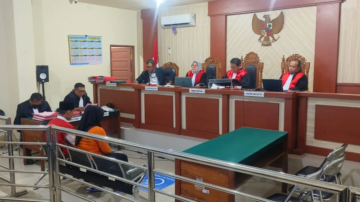 PASUTRI TERDAKWA NARKOTIKA – Pasangan suami istri Ella Norma alias Ella dan Moh Rosi alias Rosi mendengarkan pembacaan tuntutan Jaksa Penuntut Umum (JPU) dalam sidang perkara dugaan peredaran narkotika di Pengadilan Negeri Banjarmasin. Keduanya dituntut 10 tahun penjara dan denda masing-masing Rp1 miliar. (foto: Istimewa)