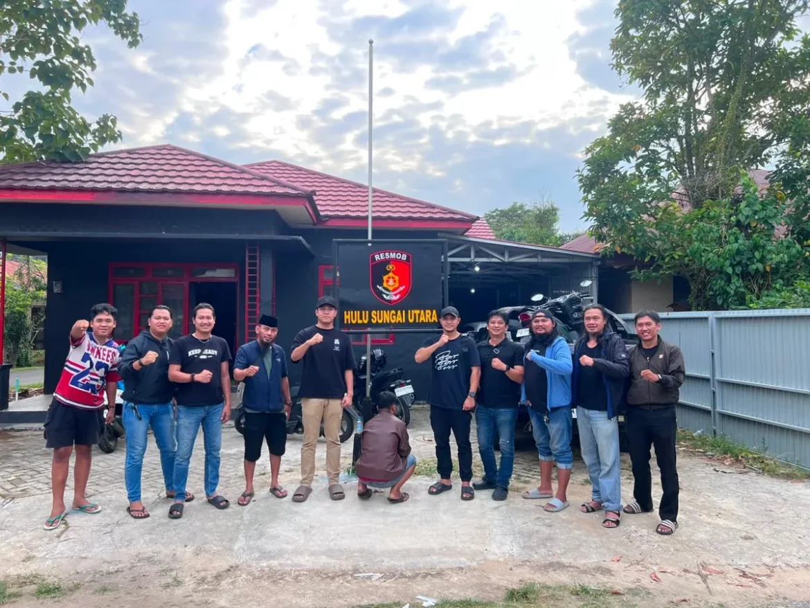 PELAKU PENGGELAPAN – Jajaran Polsek Kawasan Pelabuhan dan Laut (KPL) Banjarmasin mengamankan dua terduga pelaku kasus penggelapan sepeda motor, masing-masing pelaku penggelapan dan penadah, beserta barang bukti hasil kejahatan. (foto: istimewa)