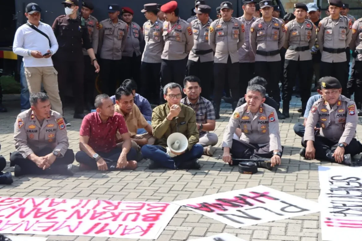 PENGAMANAN AKSI DEMO – Personel Polres Hulu Sungai Tengah (HST) bersama Kodim 1002/HST dan Satpam PLN UP3 Barabai mengamankan jalannya aksi unjuk rasa mahasiswa di Kantor PLN UP3 Barabai, Kamis (30/7/2026). (foto: istimewa)