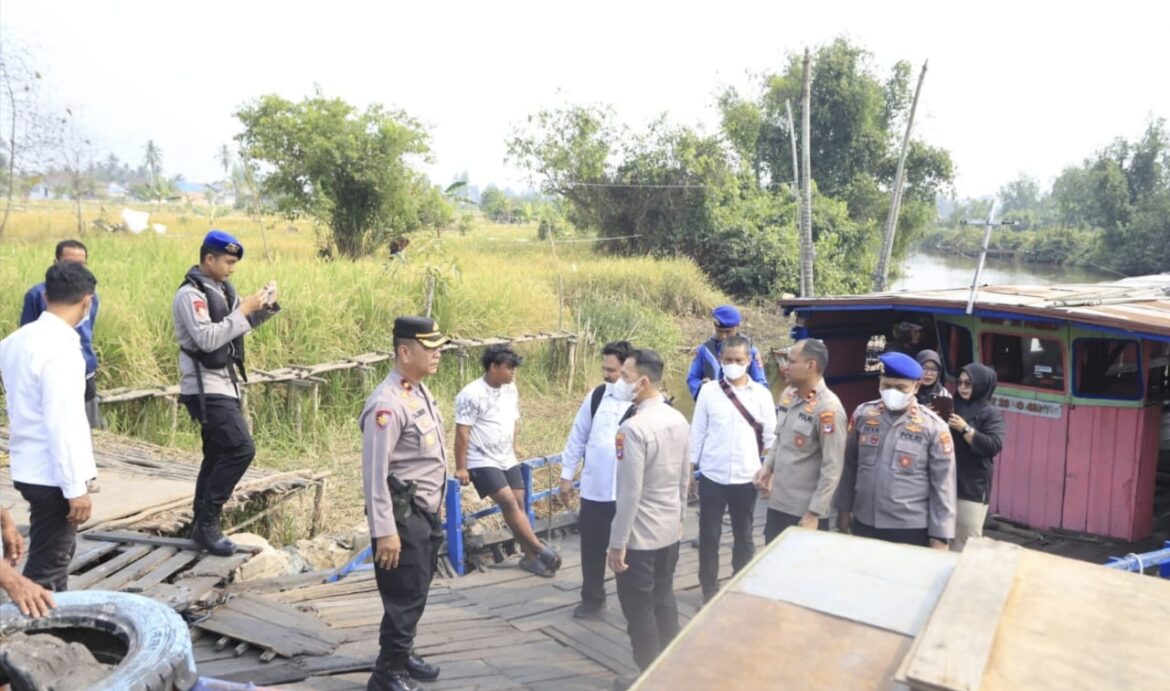 PENYEBERANGAN GRATIS - Beberapa anggota terus berjaga guna membantu warga yang menyeberang saat naik maupun turun klotok besar di Jembatan Mantuil, Kecamatan Banjarmasin Selatan, Senin (31/8/2026). (foto:istimewa)
