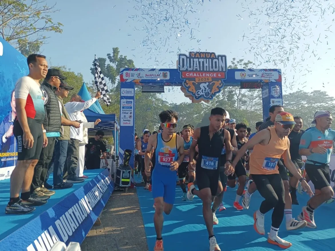 Kadispora Kalsel, Pebriadin Hapiz, mengibarkan bendera start Banua Duathlon Challenge (BDC) 4 Kalsel, Sabtu (29/8/2026) di Kebun Raya Banua, Banjarbaru. (foto: Tolah/brt)