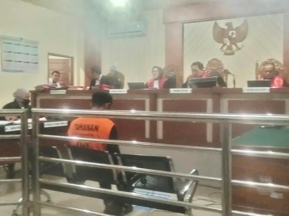 Terdakwa Norifansyah saat mendengarkan tuntutan Jaksa Penuntut Umum pada sidang di PN Banjarmasin (Foto Filarianti)