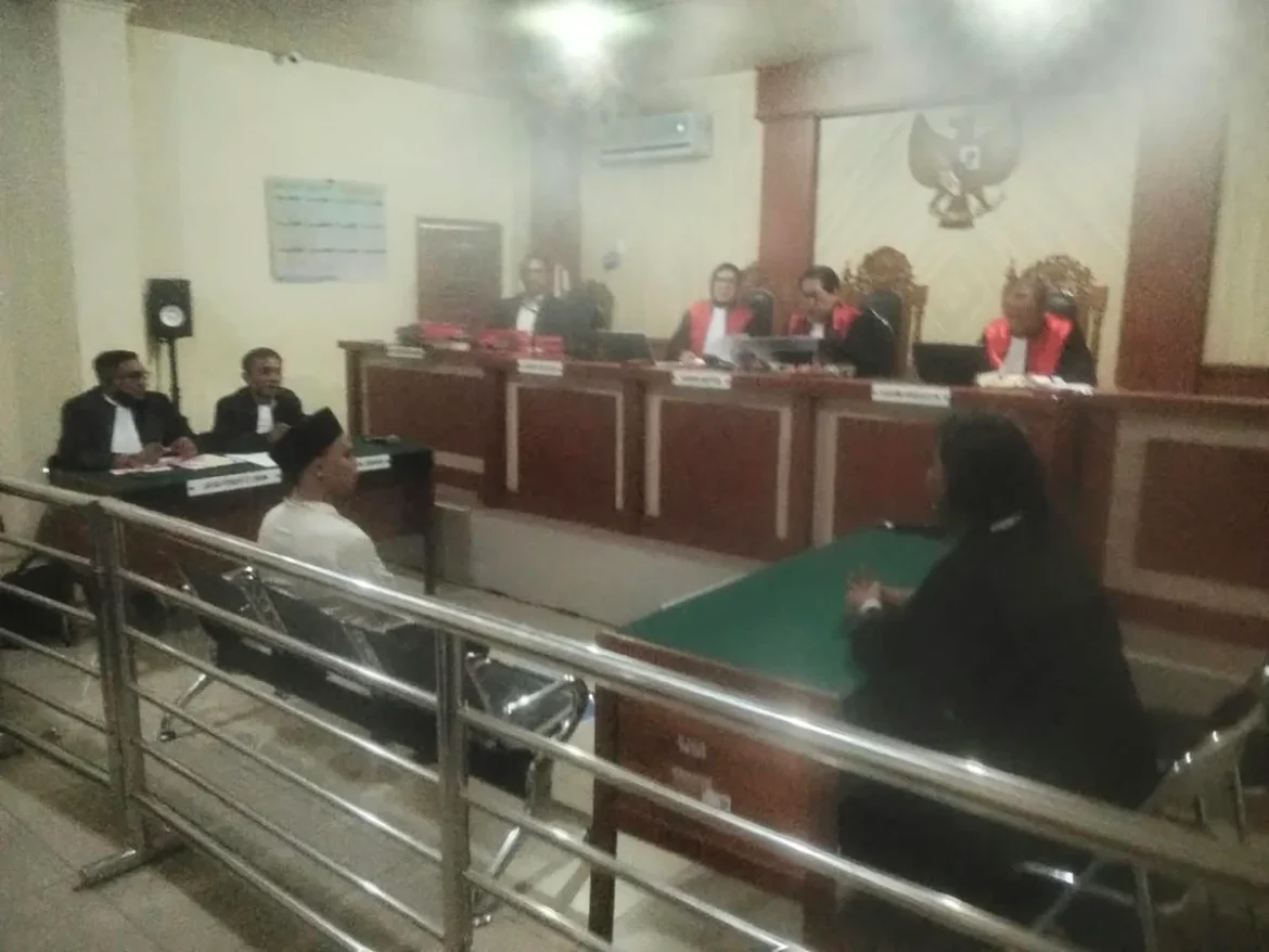 Ahmad Rasidi saat mendengarkan putusan majelis hakim yang diketuai Fidiawan Satriantoro, S.H., didampingi dua hakim anggota.