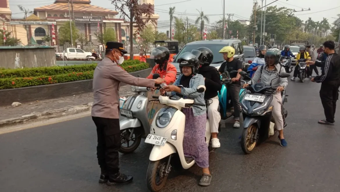BAGI MASKER - Kapolsek Banjarmasin Utara AKP Sunardi, bersama para Kanit dan personel polsek setempat. Sebanyak 1000 lembar masker dibagikan kepada pengguna jalan yang melintas, Senin (31/8/2026) pagi. (foto:istimewa)