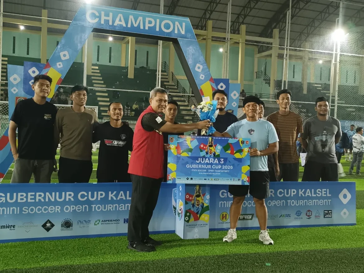 Salah satu pemenang Gubernur Kalsel Cup Mini Soccer Open Tournament yang berakhir, Minggu (30/8/2026) malam di Lapangan Minisoccer SKB Mulawarman, Banjarmasin. (foto: Tolah/brt)