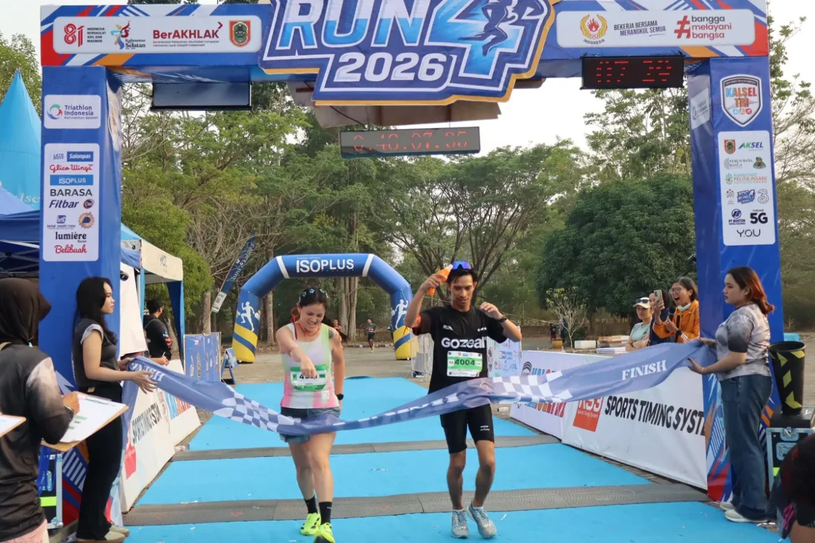 Peserta Banua Duathlon Challenge (BDC) seris 4 saat mencapai garis finish, Minggu (30/8/2026) pagi di Kebun Raya Banua, Banjarbaru. (foto: ist/brt)