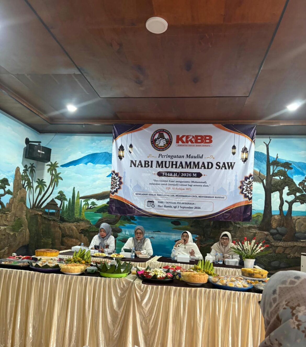 Ustazah Dra.hj Siti Kamila M.pdi saat memberikan tausiah seputar Kelahiran Nabi Muhammad SAW. Bersama beliau nampak Ketua KRBB Kalsel Noor Hafifiah Adhani.