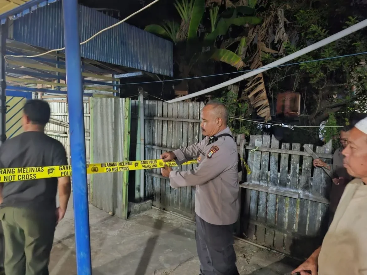 RUMAH KORBAN - Rumah korban saat dipasang garis polisi oleh pihak Polres Banjar, Senin (31/8/2026) malam. (foto:istimewa)
