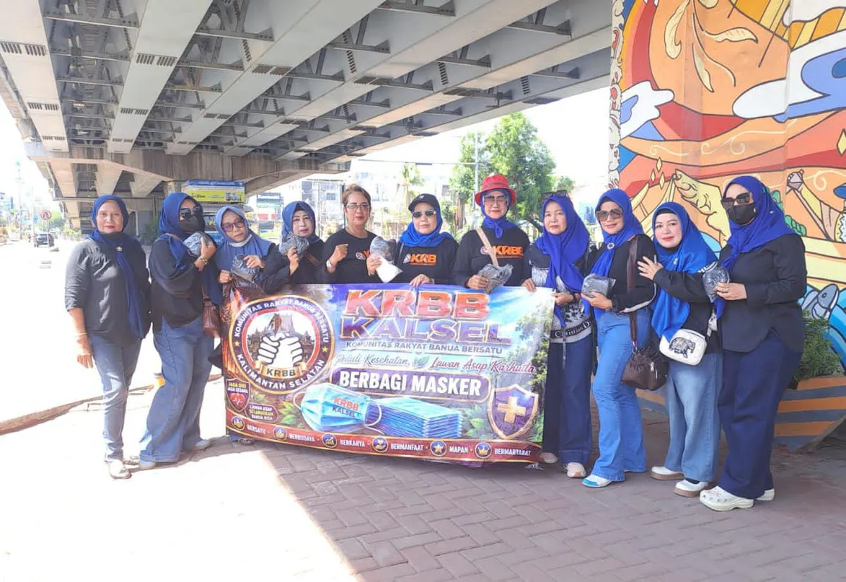 Ketua KRBB Kalsel Noor Hafifah Adhani dan para pengurus saat membagi masker gratis kepada pengguna jalan.