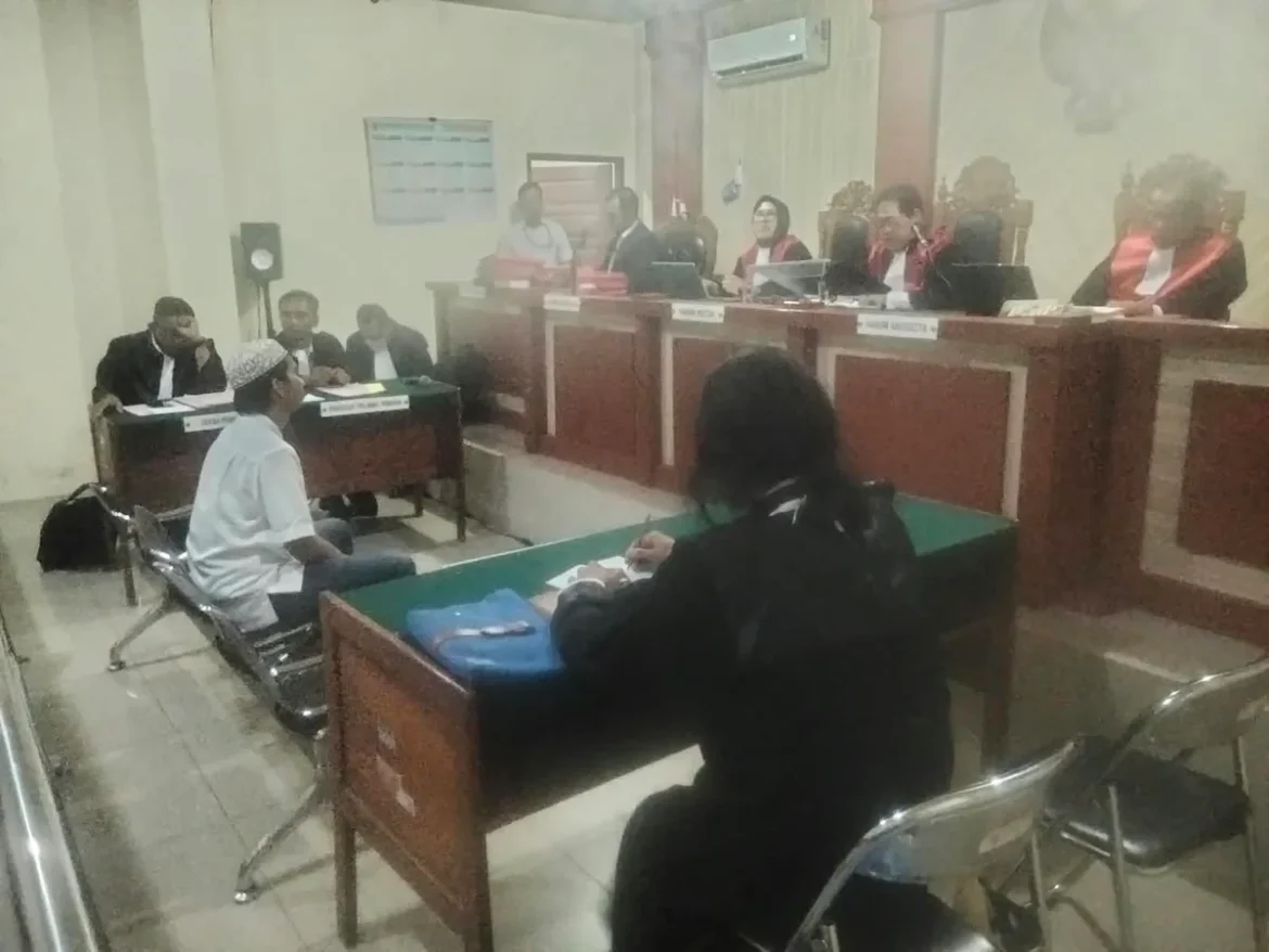 VONIS CAMUH - Majelis hakim yang diketuai Fidiawan Satriantoro SH saat membacakan putusan untuk terdakwa M. Arif alias Camuh. (foto:istimewa)