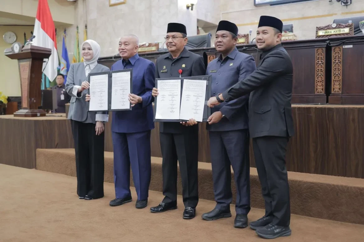 Gubernur Kalsel H Muhidin didampingi Pimpinan DPRD Provinsi Kalsel perlihat dua dokumen raperda yang sudah ditandatangani dan disetujui.(foto : humasdprdkalsel)