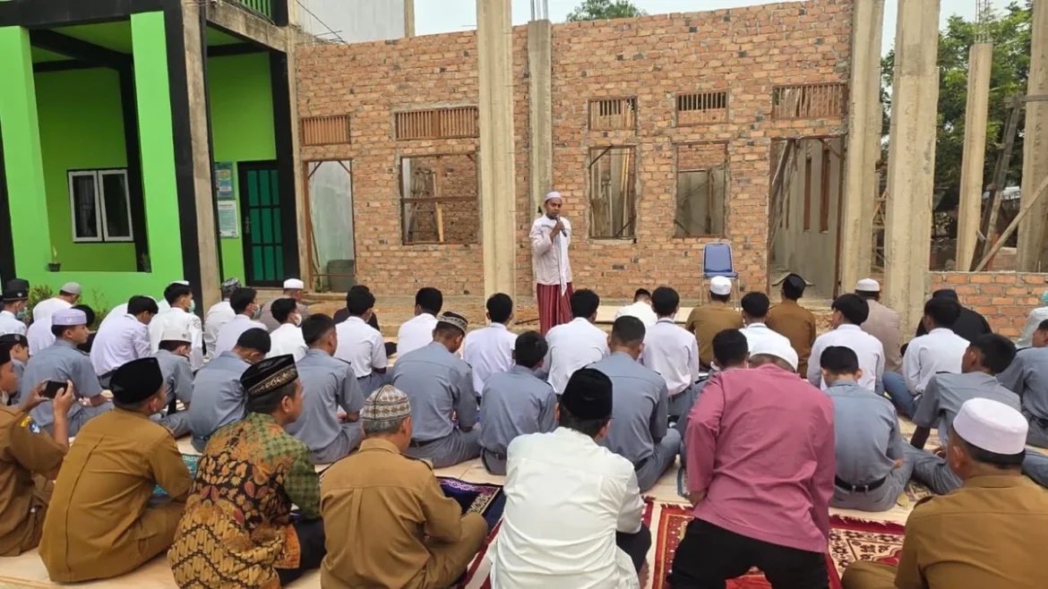 Ustadz Al Mazeni memberikan arahan ketika pelaksanaan Shalat Istisqa di halaman MA Miftahus Sa'adah