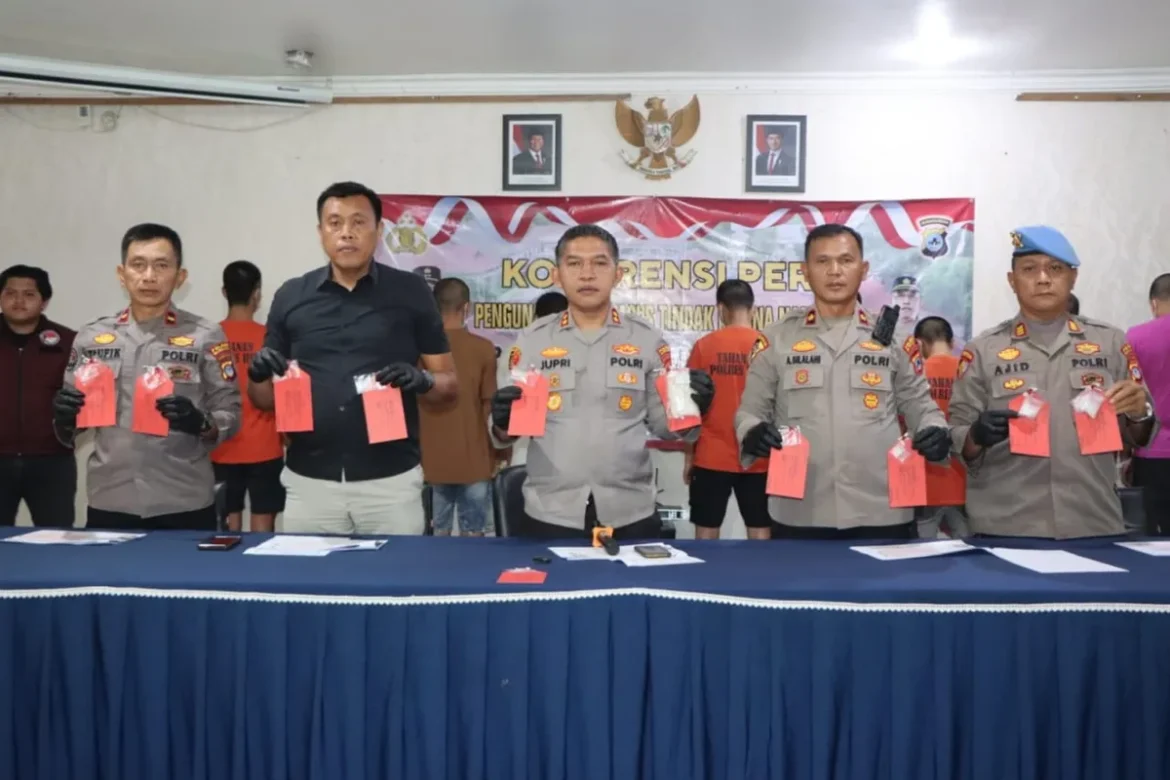 UNGKAP NARKOBA - Kapolres HST AKBP Jupri JHP Tampubolon saat menyampaikan hasil pengungkapan kasus narkotika selama Agustus 2026 dalam konferensi pers di Aula Bhayangkara Polres HST, Selasa (1/9/2026). (foto:istimewa)