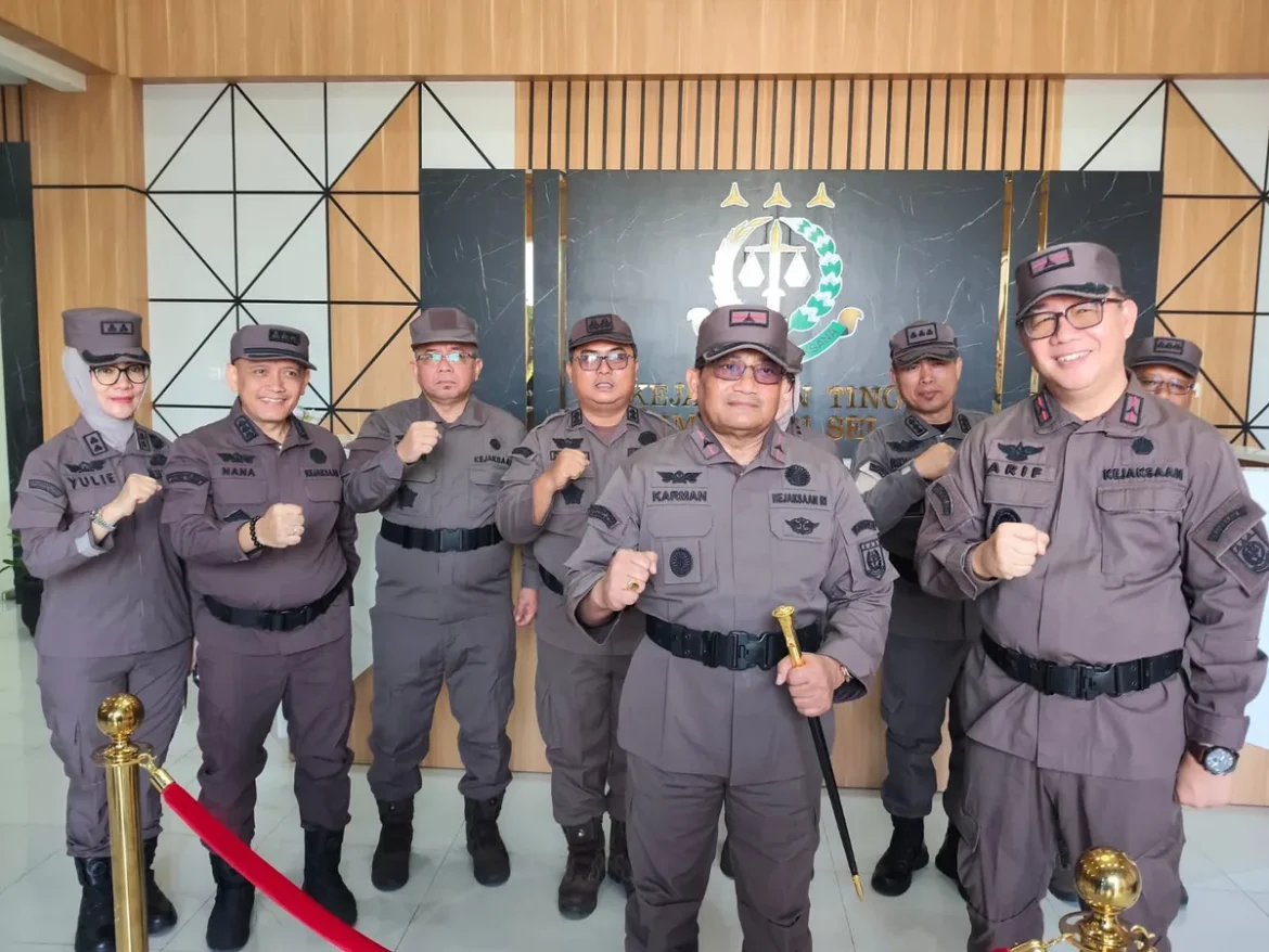Kajati Kalsel Sukarman Sumarinton SH MH bersama jajaran saat menyampaikan rilis pers terkait capaian kinerja Kejati Kalsel sepanjang Januari hingga Agustus 2026 kepada sejumlah wartawan, Rabu (2/9/2026). (foto: Mercy)