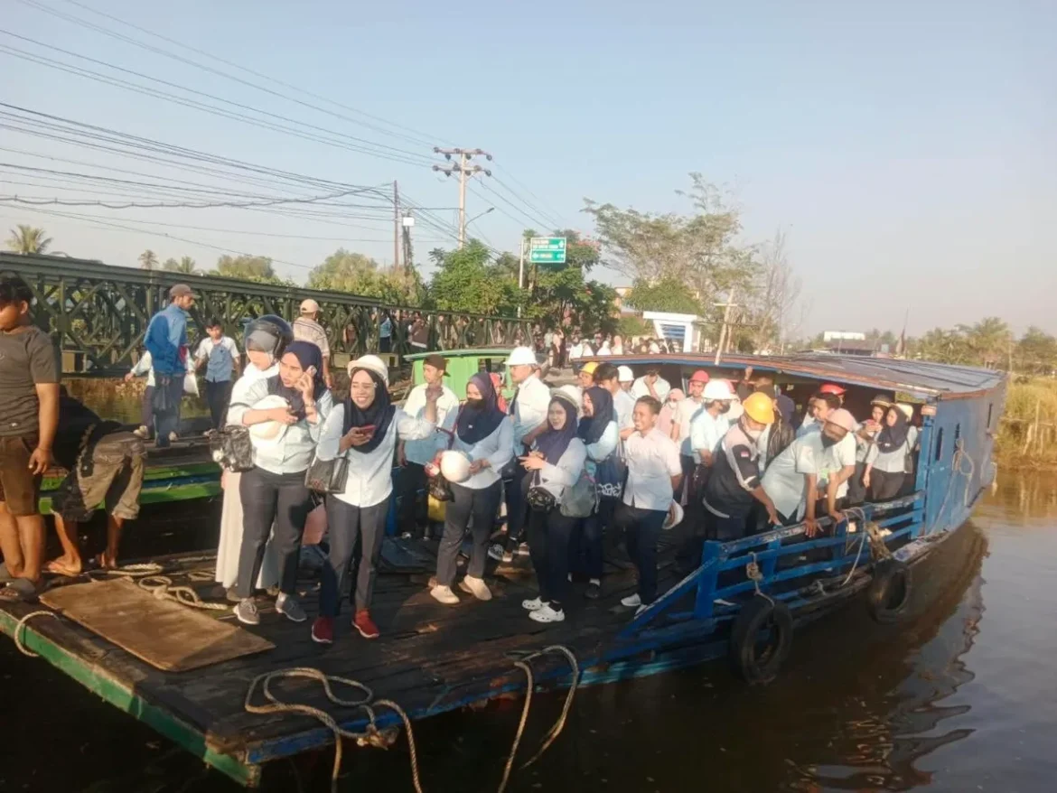 NAIK KLOTOK - Puluhan pelajar saat naik klotok untuk menyeberang menuju sekolah, lantaran Jembatan Mantuil ambruk dan sedang dalam proses pembangunan, Selasa (1/9/2026) pagi. (foto:istimewa)