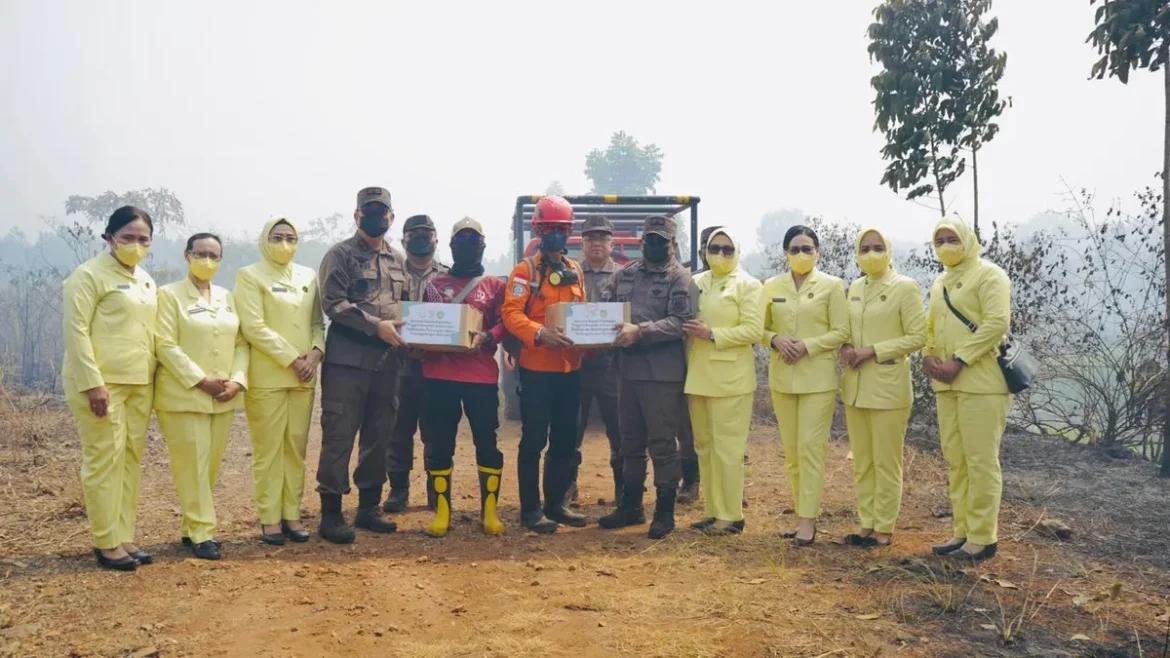 Kajati Kalsel Sukarman Sumarinton SH MH dan Wakajati Dr. Arif Zahrulyani, SH MH beserta jajaran ibu-ibu Ikatan Adhyaksa Dharmakarini (IAD) saat menyerahkan bantuan kepada pemadam mandiri (Foto: Penkum Kejati Kalsel)