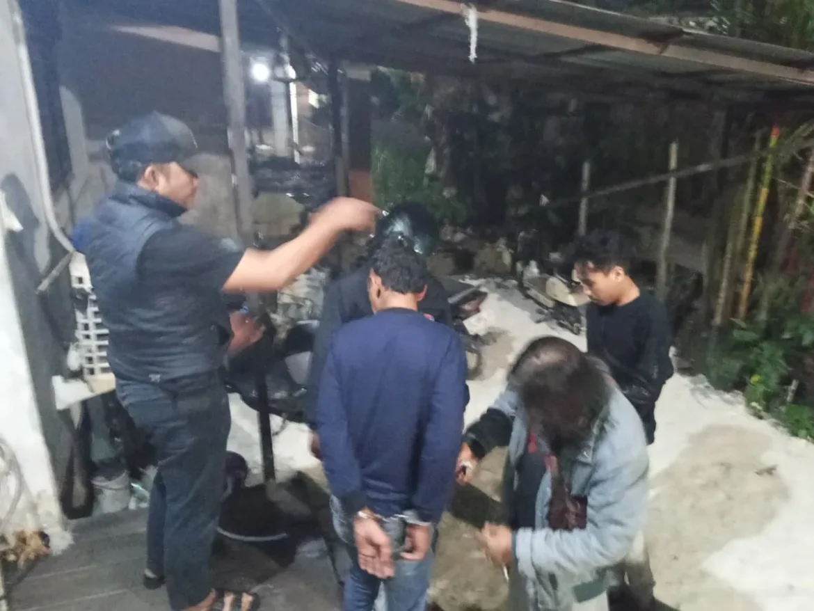 Anggota Polsek Banjarmasin Timur saat membekuk terduga pelaku pembakaran di Jalan Pramuka, Selasa (1/9/2026) malam. (foto Istimewa)