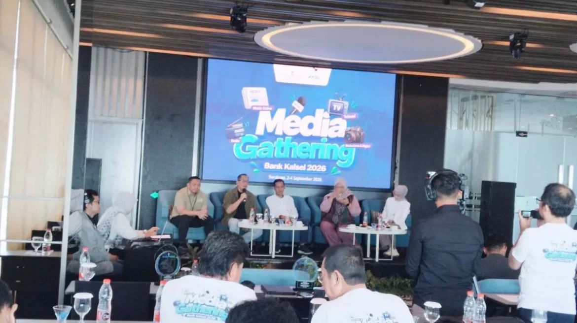 Direktur Operasional Bank Kalsel (baju putih) Iwan, Kepala Divisi Sekretaris Perusahaan Bank Kalsel Firmansyah, dan Kepala Divisi Konsumer Bank Kalsel, Agus Setiawan. Termasuk Redaktur Tempo.com Mitra Tarigan, dalam acara Media Gathering Bank Kalsel di Surabaya, Kamis (3/9/2026) pagi. (foto:Arsuma)