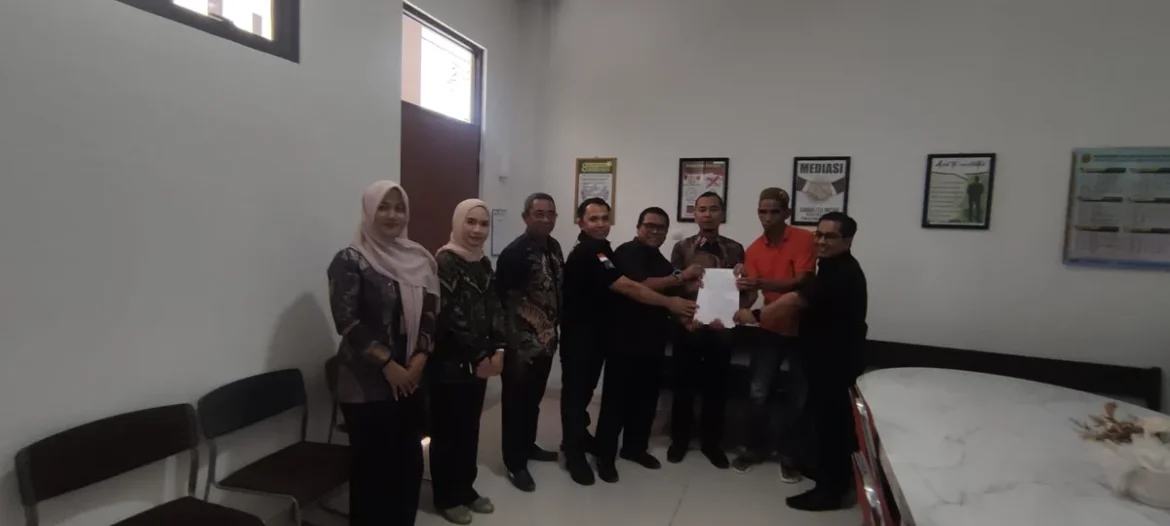 Ketua PN Pelaihari Bayu Agung Kurniawan, S.H., bersama Panitera H.M. Zailani saat menyaksikan secara langsung penyerahan lahan yang sudah berkekuatan hukum tetap kepada PT PKIS.