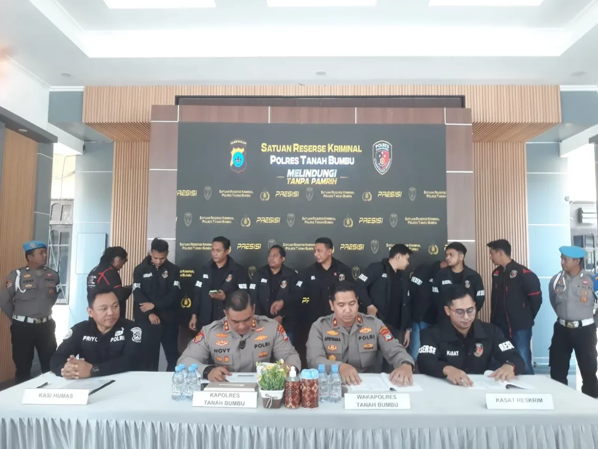 PENGUNGKAPAN KASUS - Kapolres Tanah Bumbu AKBP Novy Adi Wiboyo didampingi jajaran saat menyampaikan pengungkapan kasus kriminal di Mapolres Tanah Bumbu, Kamis (3/9/2026). (foto:istimewa)