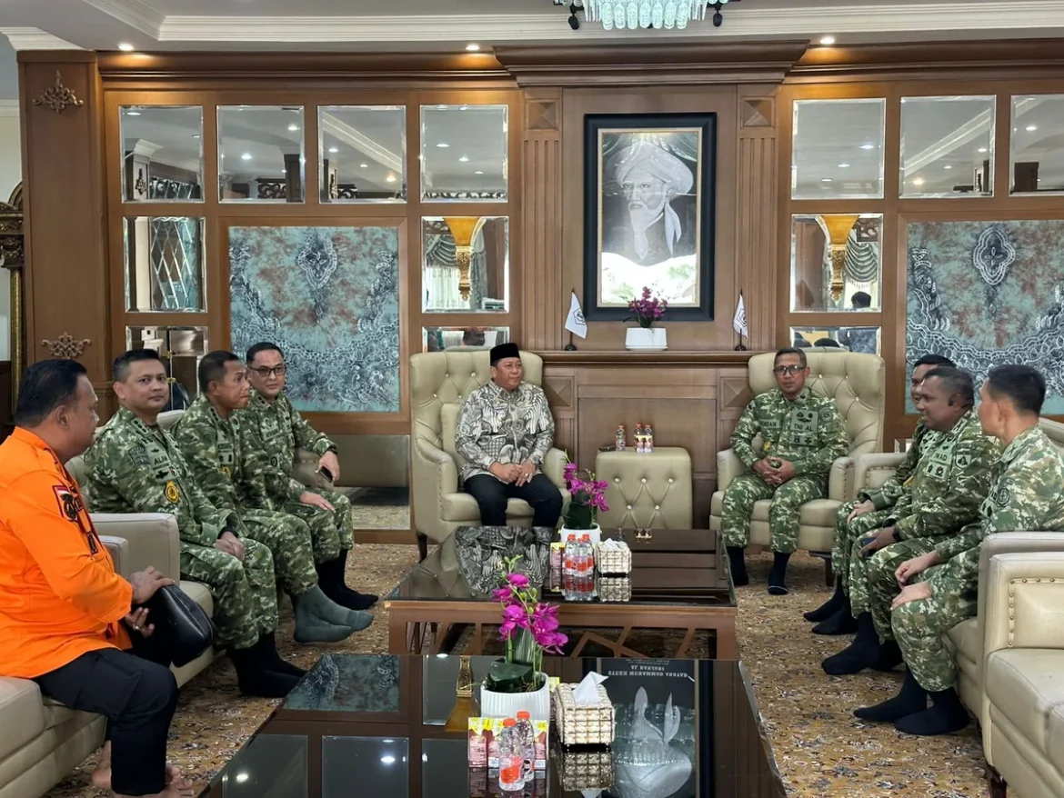 GALI SOLUSI KARHUTLA – Tim Perwira Siswa Sesko TNI saat melakukan audiensi dengan Bupati Barito Kuala H. Bahrul Ilmi untuk menggali kondisi dan kendala penanganan karhutla di Barito Kuala, Kamis (3/9/2026). (foto:istimewa,/penrem 101)