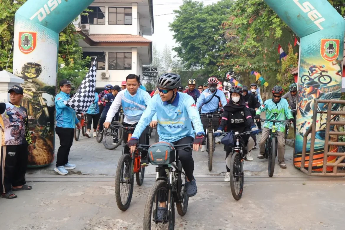 Pelepasan peserta fun gowes yang digelar BKPRMI Kalsel, Jumat (4/9/2026) di Halama Kantor Dispora Kalsel, Banjarmasin. (foto: Tolah/brt)