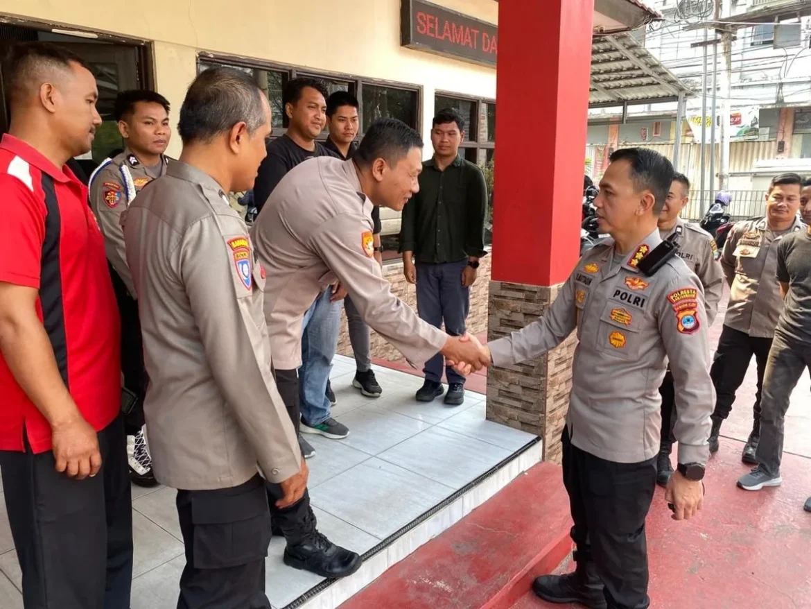 Kapolresta Banjarmasin Kombes Pol Riza Muttaqin, mengunjungi Polsek Banjarmasin Timur yang disambut jajaran setempat, Jumat (4/8/2026). (foto:istimewa)