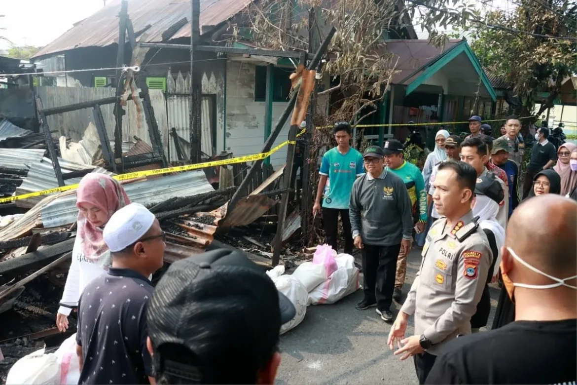 Kapolresta Banjarmasin, Kombes Pol Riza Muttaqin, beserta jajarannya saat mengunjungi korban kebakaran di Jalan Pandu, sekaligus memberikan bantuan,Jumat (4/9/2026).(foto:istimewa)