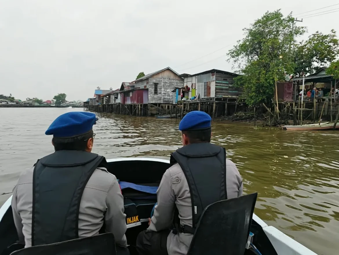 Anggota Sat Polair Polresta Banjarmasin saat melakukan pencarian korban tenggelam seorang anak usia 11 tahun bernama Sayid Hamid Jailani, di Sungai Martapura Kelurahan Sungai Jingah, Minggu (7/9) sore. (Foto: Istimewa)