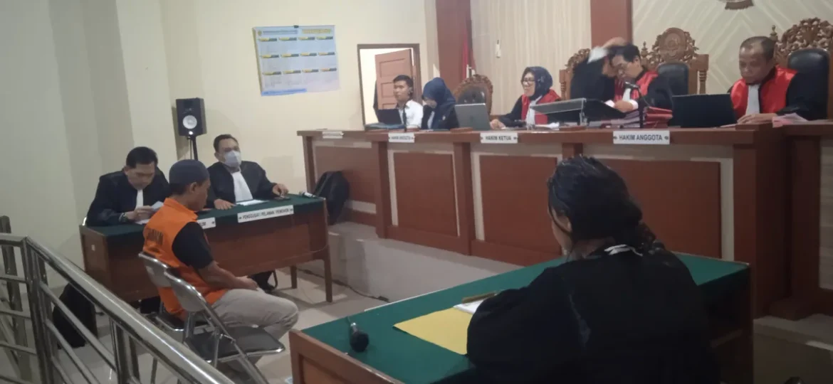 JPU Mardiansyah saat membacakan surat dakwaan untuk terdakwa Agus Madi pada sidang perdana di Pengadilan Negeri Banjarmasin. (Foto: Istimewa)