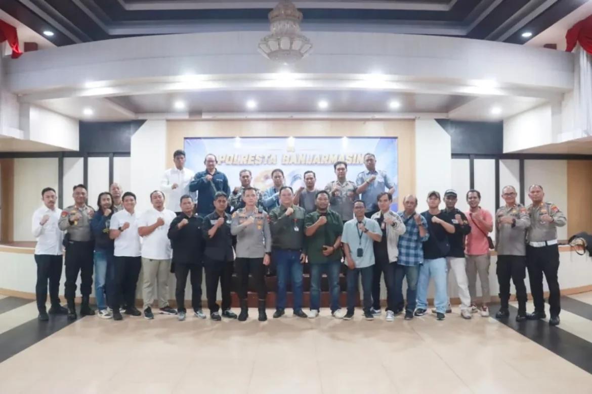 SILATURAHMI MEDIA - Kapolresta Banjarmasin Kombes Pol Riza Muttaqin saat foto bersama usai Coffee Morning dengan awak media, Senin (7/9/2026) pagi. (Foto: Istimewa)