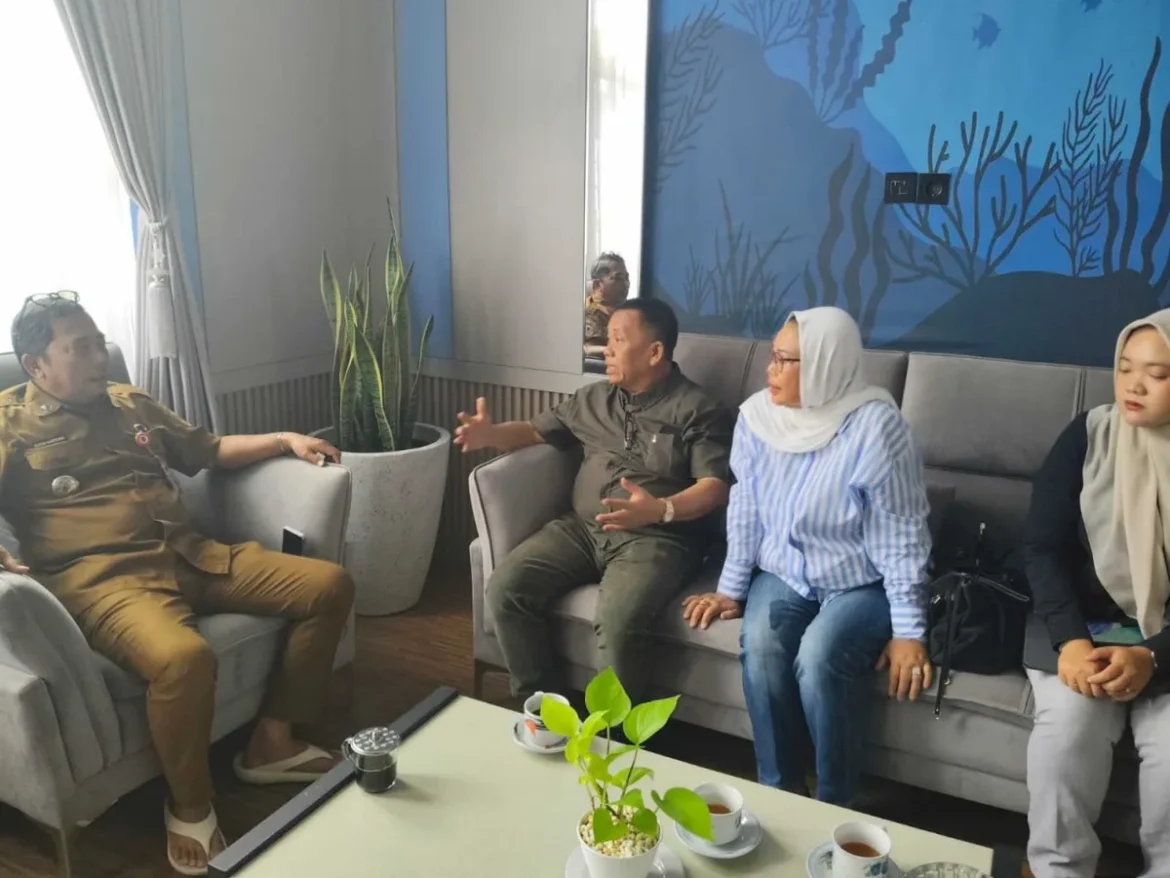 Pengelola SPBUN Kuala Tambangan Hj Nurul Tasiah bersama tim penasihat Dr H Akhmat Murjani saat konsultasi dengan Kepala Dinas Kelautan dan Perikanan Provinsi Kalsel Rusdi Hartono, SPi MP di ruang kerja nya Senin (8/9/2026). (Foto: Mercy)