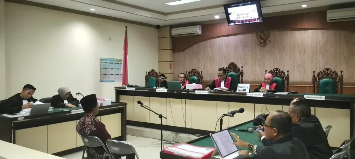 Baihaki saat mengikuti sidang dengan agenda pembacaan putusan sela oleh majelis hakim yang diketuai Cahyono Riza Adrianto, SH, MH. (Foto: Filarianti)