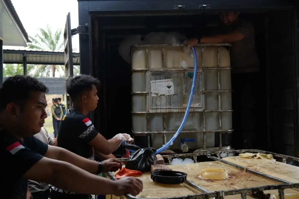 Polda Kalsel Kirim 1.000 Liter Cairan Pemadam ke Polda Kalteng, Gandeng Mahasiswa Tangani Karhutla.