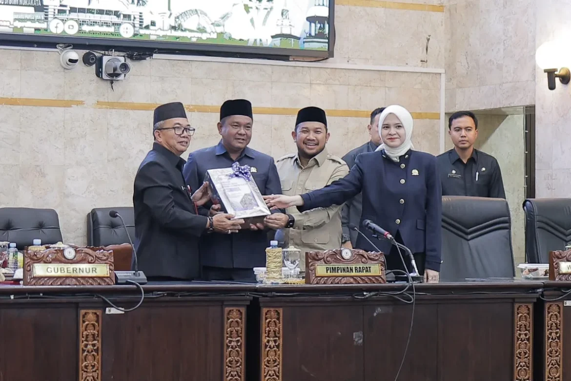 RAPBD 2027-Sekdaprov Kalsel H Muhammad Syarifuddin mewakili Gubernur Kalsel H Muhidin menyerahkan dokumen Rancangan APBD Kalsel Tahun Anggaran 2027 kepada pimpinan DPRD Provinsi Kalsel dalam rapat paripurna.(foto : humasdprdkalsel)