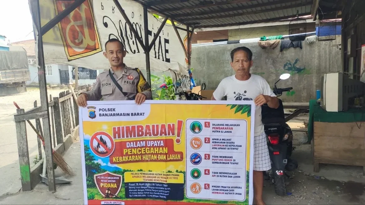 Bhabinkamtibmas Polresta Banjarmasin saat memasang imbauan cegah Karhutla, Rabu (9/9/2026) pagi. (Foto: Istimewa)