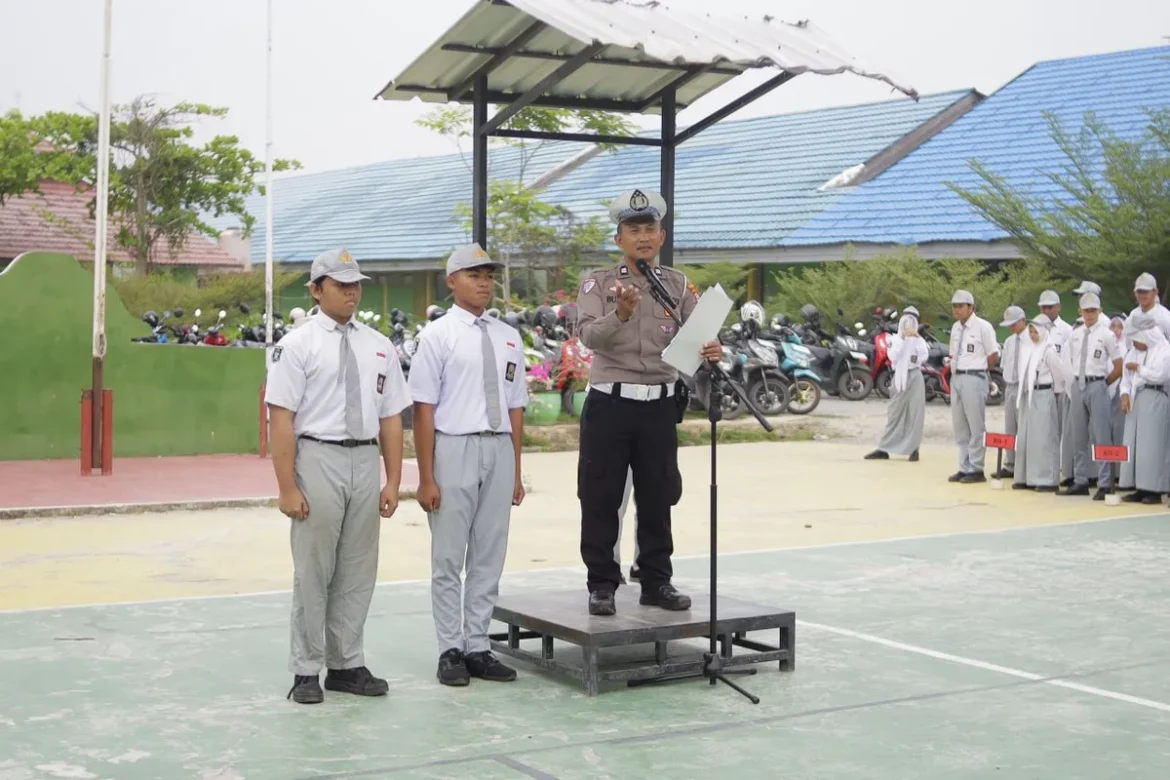 Kanit Kamsel Satlantas Polresta Banjarmasin Aiptu Budiono saat memimpin apel dan memberikan edukasi kepada pelajar SMAN 13 Banjarmasin, Senin (7/9/2026) pagi. (Foto: Istimewa)