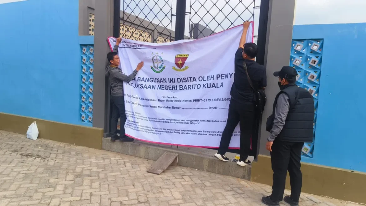Tim penyidik Kejari Batola saat melakukan penggeledahan dan penyitaan aset terkait dugaan korupsi PDAM Batola di Desa Baliuk, Marabahan, Rabu (9/9/2026).